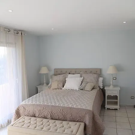 De 180m3 Avec La Superbe Vue Climatisation Chiens Acceptes Villa Connaux